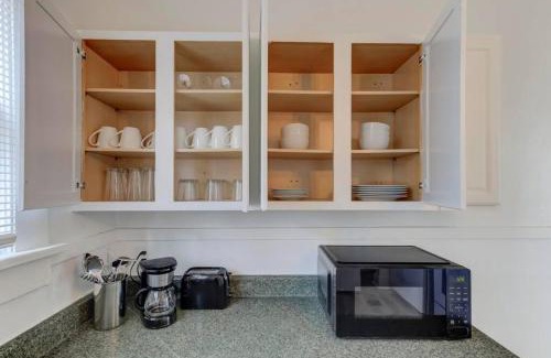 Cooper-Young Historic District Apartment | Midtown Memphis Gem - Bright, Cozy, Walkable