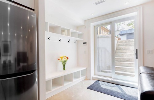 Davisville Apartment | Midtown modern 1 bedroom suite