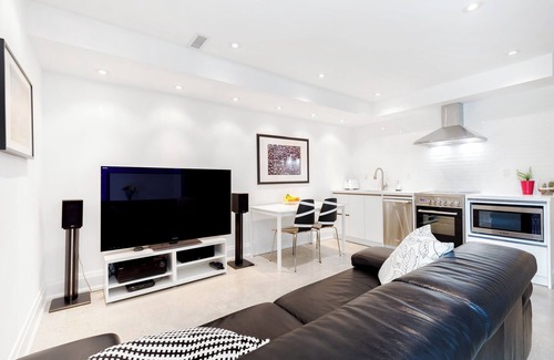 Davisville Apartment | Midtown modern 1 bedroom suite