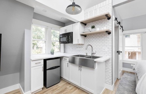 Mapleton/Fall Creek House | Midtown Modern Carriage Home by Major Attractions