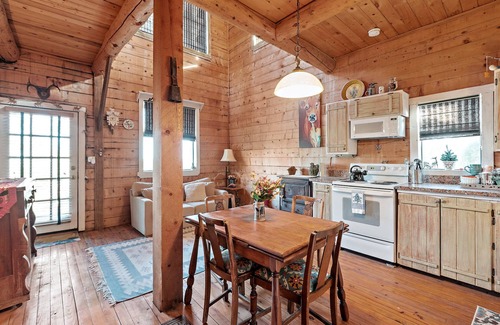 Fredericksburg Cabin | Mighty Oak Log Cabin - Authentic log cabin - Short drive to downtown