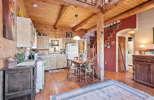 Fredericksburg Cabin | Mighty Oak Log Cabin - Authentic log cabin - Short drive to downtown