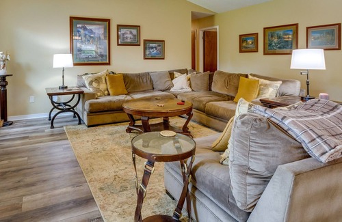 Milton House | 'Mike’s Place' Spacious Home, Private Yard & Pool