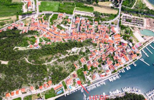 Skradin Apartment | Mila and Jurija Formenti 2 apartments in heart of nautic marina, with heated swimming pool, bikes, Sup, kajak