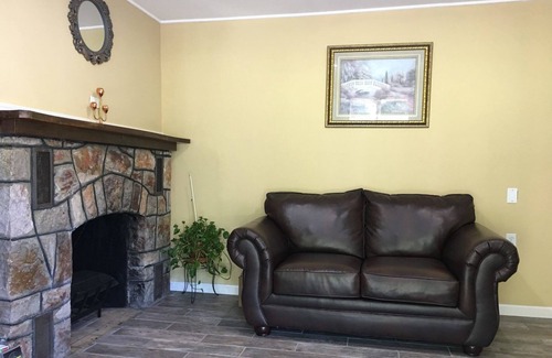 Milford House | Milford's Ultimate Relaxation: Free Parking Near Delaware River