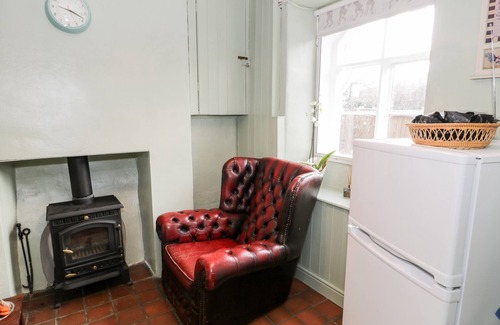 Maentwrog Cottage | MILL COTTAGE, pet friendly, with open fire in Penrhyndeudraeth