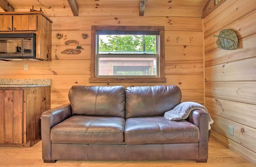Mill Spring Cabin | Mill Spring Cabin Near Parker-Binns Winery!