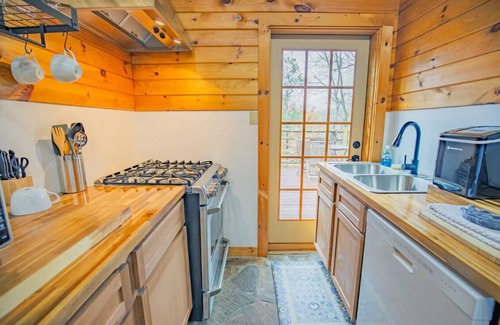 Townsend Cabin | Million Dollar View | Hot Tub | King Bed | Luxury