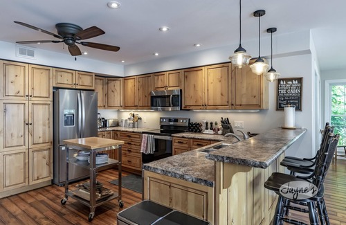 Windermere Cottage | Million Dollar Views! 4bdrm 3bath Cottage on 3 Mile Lake-Hot Tub! Rooftop Deck!