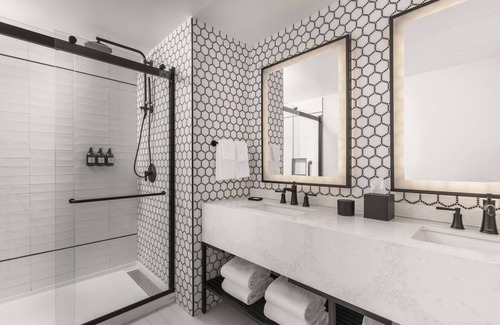 Charleston Historic District Hotel | Mills House Charleston, Curio Collection by Hilton