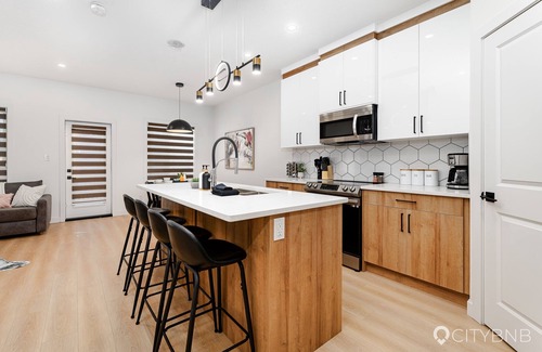 Southeast Edmonton House | Millwoods - Sleeps 8 - Near Grey Nuns Hospital