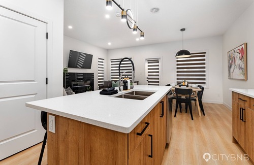 Southeast Edmonton House | Millwoods - Sleeps 8 - Near Grey Nuns Hospital