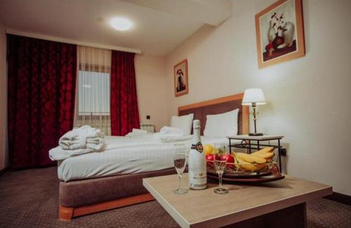 Lisina Hotel | Milmari - Breakfast and pool