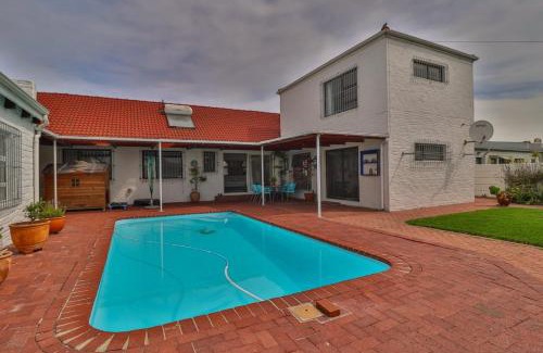 Cape Town House | Milnerton Oak Lodge