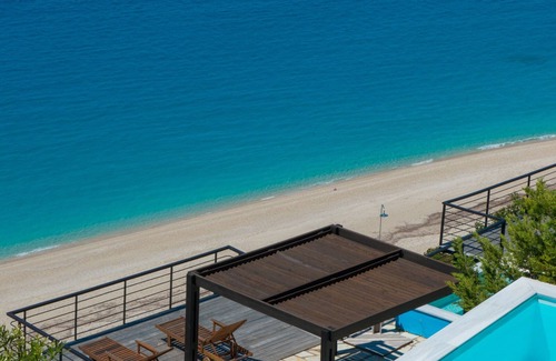 Agios Nikitas Villa | Milos Bay Villas- Beachfront Luxury Villa with PRIVATE POOL & OUTDOOR JACUZZI