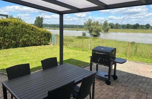 Lathum House | Milos Ferienhaus mit Flussblick
