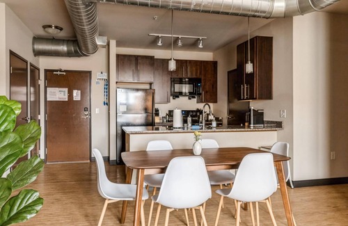 Westown Apartment | Milwaukee Beautiful Family 2BD 2BA Downtown Apartment