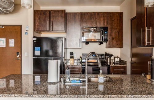 Westown Apartment | Milwaukee Beautiful Family 2BD 2BA Downtown Apartment