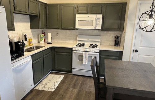 Lithonia House | MIMI MANSION .SPACE GALORE!. 16 SLEEPS IN LUXURIOUS COMFORT FOR LESS $!
