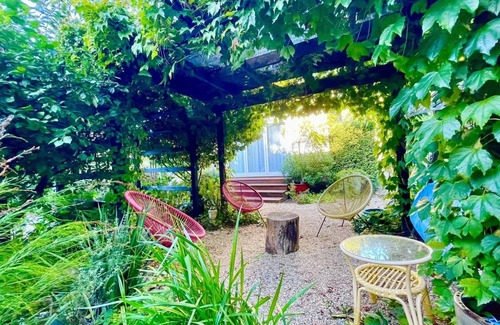 Mount Victoria Villa | Mimosa House - Elegant Villa, 4 Bedroom, 3 Bathroom, BBQ, Undercover Patio, Secluded Garden
