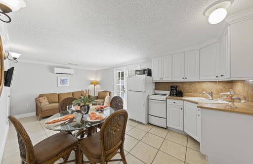 Siesta Key Village House | Mimosa | Pet Friendly Home Located in Siesta Key Village w/Heated Pool, Walk to Beach!