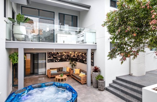 Hyams Beach Apartment | Mimosa Retreat - 250m to Chinamans Beach in Jervis Bay!