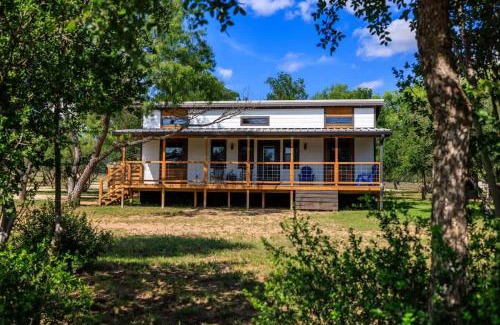 Fredericksburg House | Mimosa Waterfront with Hot Tub
