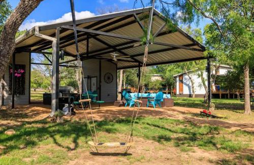 Fredericksburg House | Mimosa Waterfront with Hot Tub