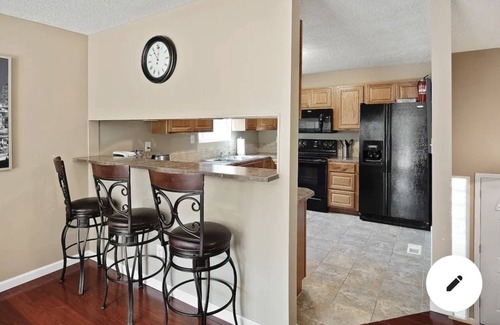 Lenexa House | Min from oak park mall in Overland Park, Kansas