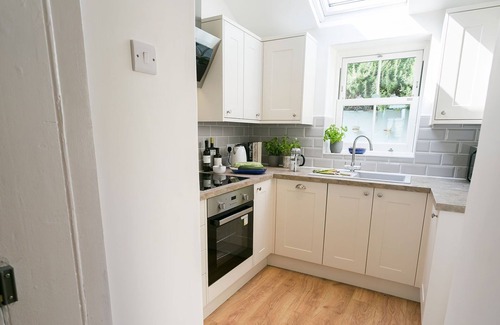 Ty Croes Cottage | Min y Don - an on the beach that sleeps 4 guests in 2 bedrooms