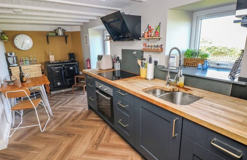 Dinas Cross Cottage | MIN-Y-FFORDD, pet friendly, with a garden in Dinas Cross