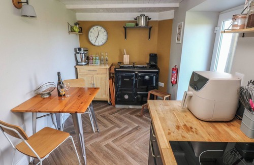 Dinas Cross Cottage | MIN-Y-FFORDD, pet friendly, with a garden in Dinas Cross