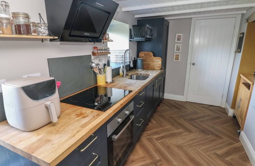 Dinas Cross Cottage | MIN-Y-FFORDD, pet friendly, with a garden in Dinas Cross