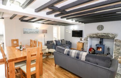Edern House | Min-y-rhos