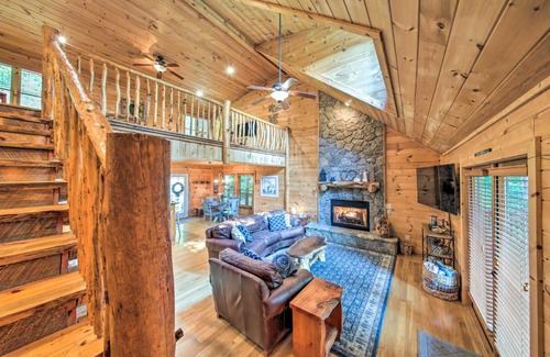 Mineral Bluff House | Mineral Bluff Cabin with Hot Tub and Game Room!