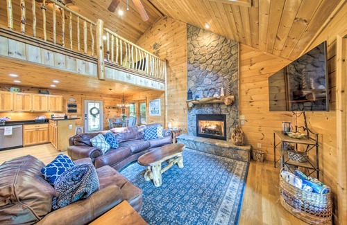 Mineral Bluff House | Mineral Bluff Cabin with Hot Tub and Game Room!