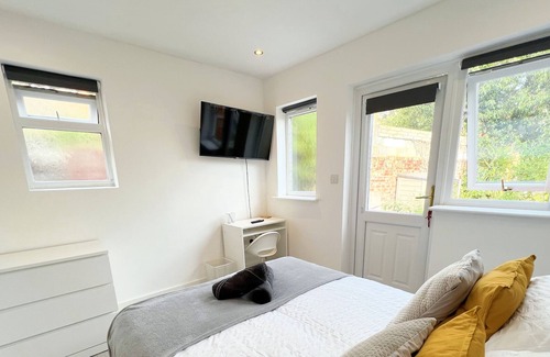 Harlesden House | Minet Gardens Modern Central - Suite 5