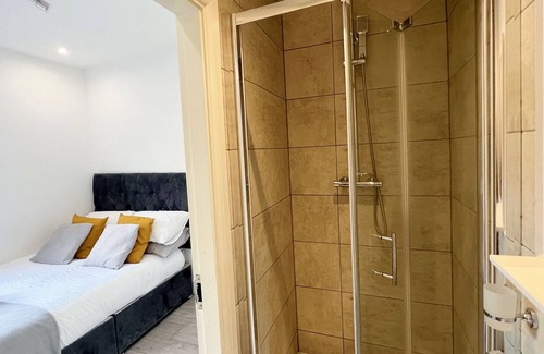 Harlesden House | Minet Gardens Modern Central - Suite 5