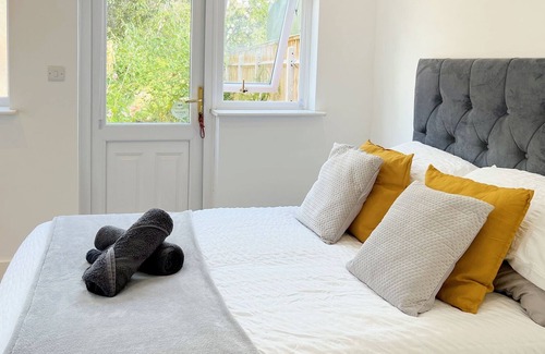 Harlesden House | Minet Gardens Modern Central - Suite 5