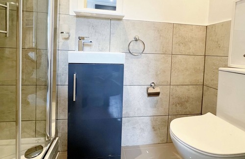 Harlesden House | Minet Gardens Modern Central - Suite 5
