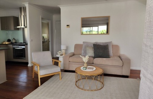 Robin Hill House | Mini farm stay so close to town