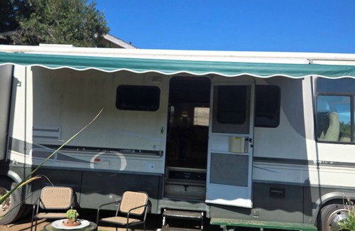 West Ridge House | Mini farm vibe stationary RV in No.n San Diego County with WiFi, AC. TV. Views.n