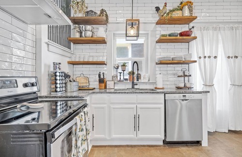 Hanover Place House | Mini Hyde Park Homestead - Rustic Home + Parking