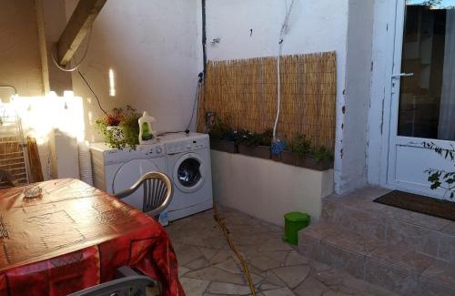 Route d'Arles House | Mini Studio de 13 m2 avec terrasse 15 mn centre Nimes