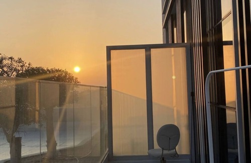 Trade Center Apartment | Minimalist apartment centric big terrace