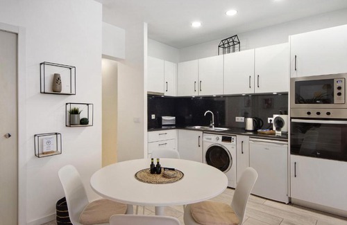 Ramalde Apartment | Minimalist Studio City Centre