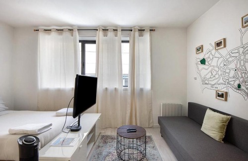 Ramalde Apartment | Minimalist Studio City Centre