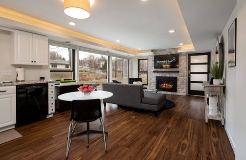 Golden Valley House | MINNeSTAY* Bassett Creek Retreat |