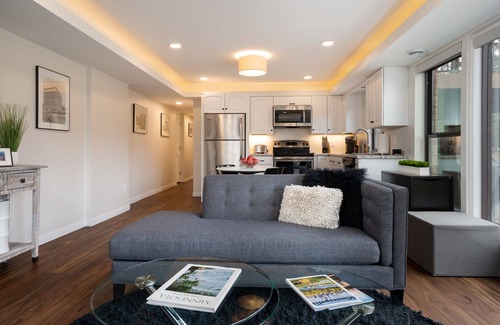 Golden Valley House | MINNeSTAY* Bassett Creek Retreat |
