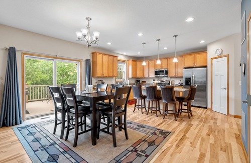 Mahtomedi House | MINNeSTAY* Just Ducky | *Host Christmas*